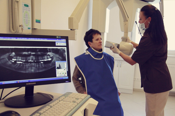 Anfertigung einer kleinen Röntgenaufnahme in der Zahnarztpraxis Genius-Central Dent